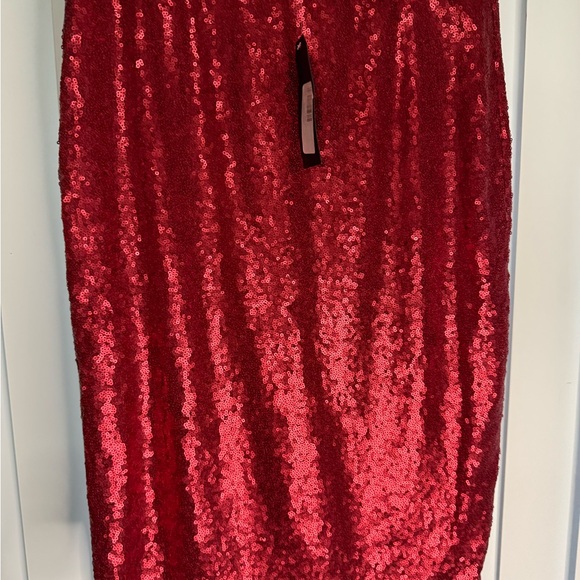 Elegant Red Sequin Pencil Skirt - Picture 3 of 12